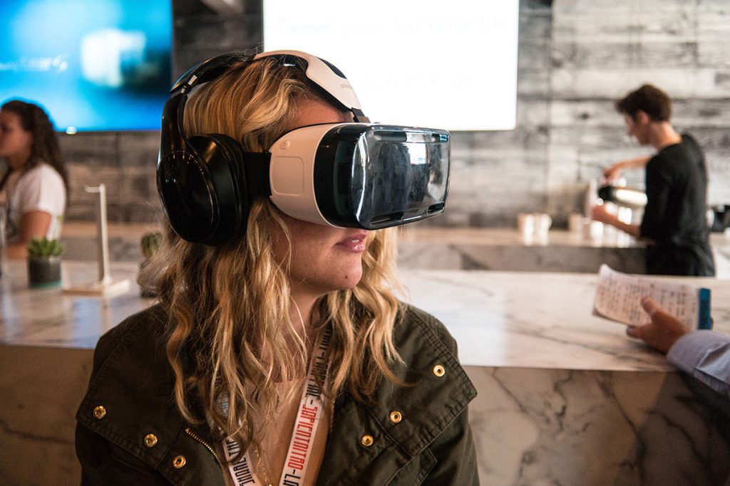 Femme avec un casque de réalité virtuelle
